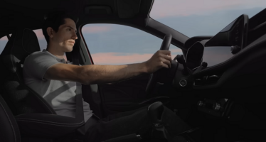 O Μίλτος Τεντόγλου οδηγεί τη νέα έκδοση της Skoda Fabia (βίντεο)