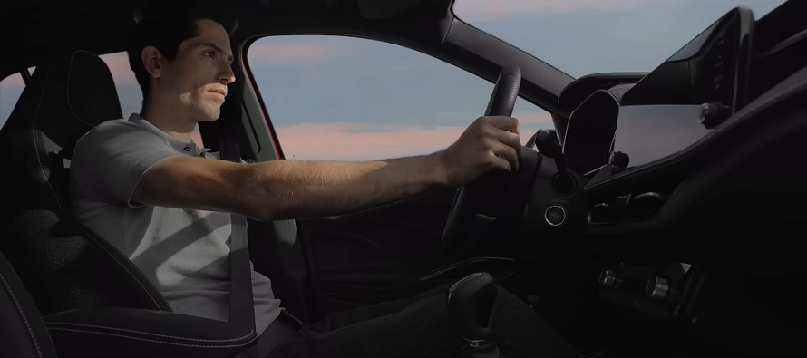 O Μίλτος Τεντόγλου οδηγεί τη νέα έκδοση της Skoda Fabia (βίντεο)