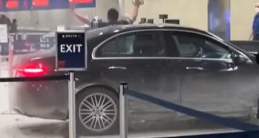 Εισέβαλε με Mercedes σε αεροδρόμιο – Έξι τραυματίες (βίντεο)