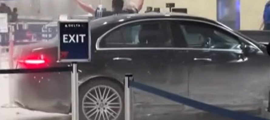 Εισέβαλε με Mercedes σε αεροδρόμιο – Έξι τραυματίες (βίντεο)