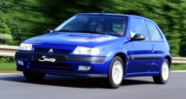 Citroen Saxo VTS: 30 χρόνια μετά – Tο μικρό «θηρίο» που μεγάλωσε γενιές οδηγών