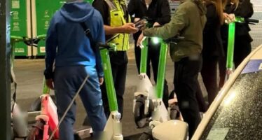 Ηλεκτρικά πατίνια: Αναβάτες χωρίς κράνος και υπό την επήρεια αλκοόλ εντόπισε η Τροχαία