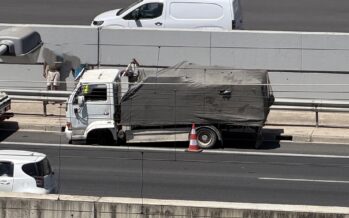 Αττική Οδός: Έφυγε τροχός από φορτηγό εν κινήσει – Ένα στα τέσσερα φορτηγά χωρίς ΚΤΕΟ