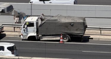 Αττική Οδός: Έφυγε τροχός από φορτηγό εν κινήσει – Ένα στα τέσσερα φορτηγά χωρίς ΚΤΕΟ