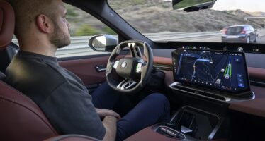 BMW: Πάνω από 200 εκατ. χλμ. χωρίς χέρια στο τιμόνι – Πώς λειτουργεί το Highway Assistant