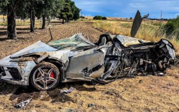 Corvette C8 διαλύθηκε σε τρομακτικό ατύχημα, αλλά ο οδηγός βγήκε ζωντανός