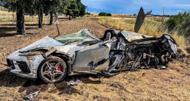 Corvette C8 διαλύθηκε σε τρομακτικό ατύχημα, αλλά ο οδηγός βγήκε ζωντανός