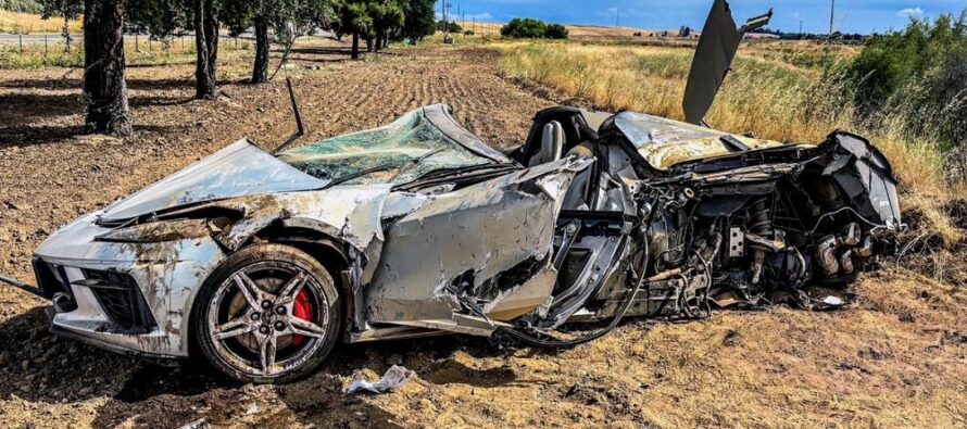 Corvette C8 διαλύθηκε σε τρομακτικό ατύχημα, αλλά ο οδηγός βγήκε ζωντανός