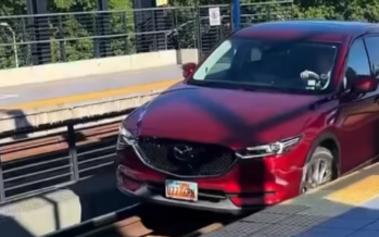 Mazda εισέβαλε στις γραμμές τρένου – Η 70χρονη οδηγός κατηγορεί το GPS (βίντεο)