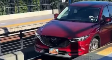 Mazda εισέβαλε στις γραμμές τρένου – Η 70χρονη οδηγός κατηγορεί το GPS (βίντεο)