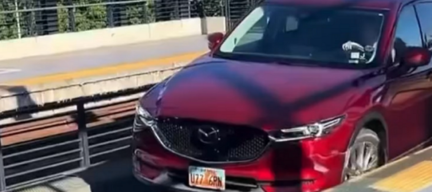 Mazda εισέβαλε στις γραμμές τρένου – Η 70χρονη οδηγός κατηγορεί το GPS (βίντεο)